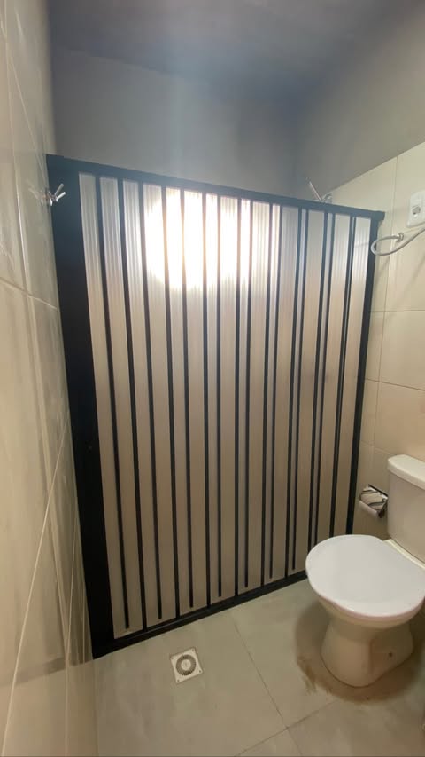 Cargar video: Mamparas de baño plegables